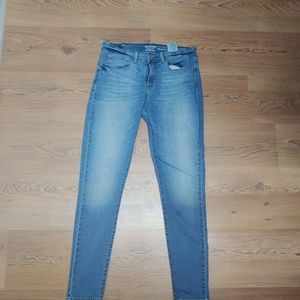 Skinny jeans no rips